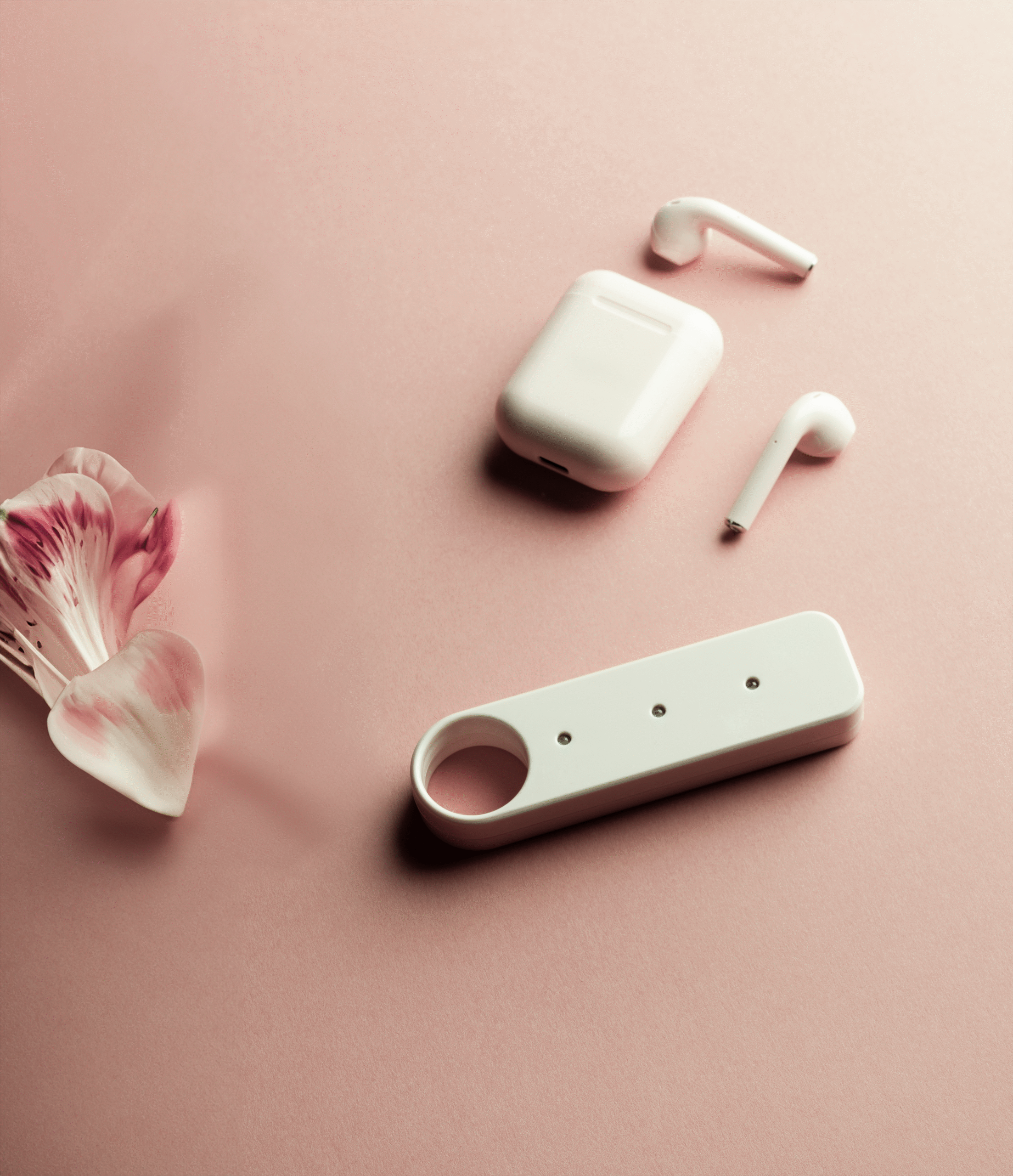 usb-flash-drive-tech-device-swdith-minimalist-monochrome-background-earphones